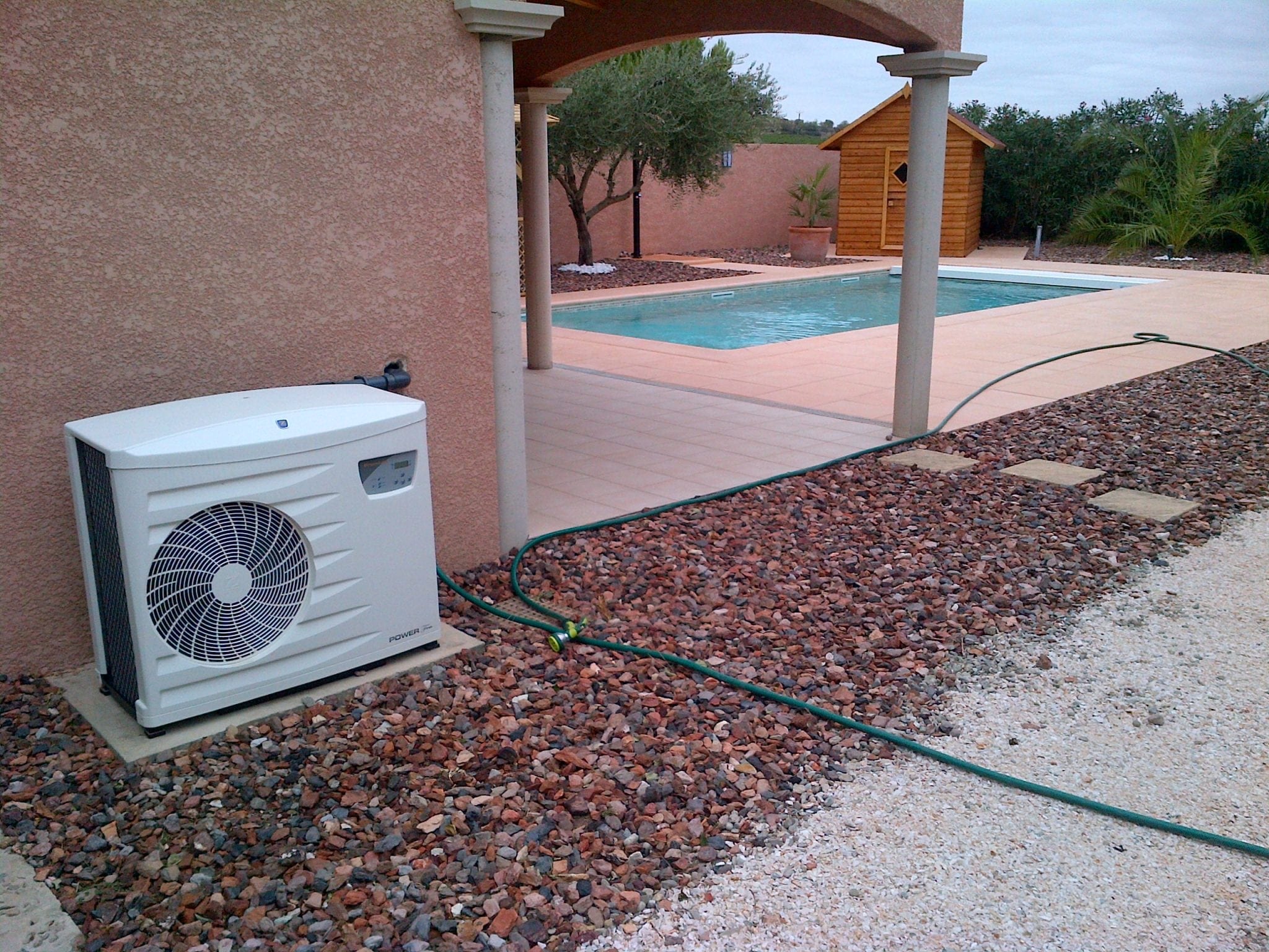 Installation d'une pompe à chaleur de piscine réalisée par BTV, spécialiste de la rénovation de piscine à Narbonne et dans tout le Languedoc-Roussillon