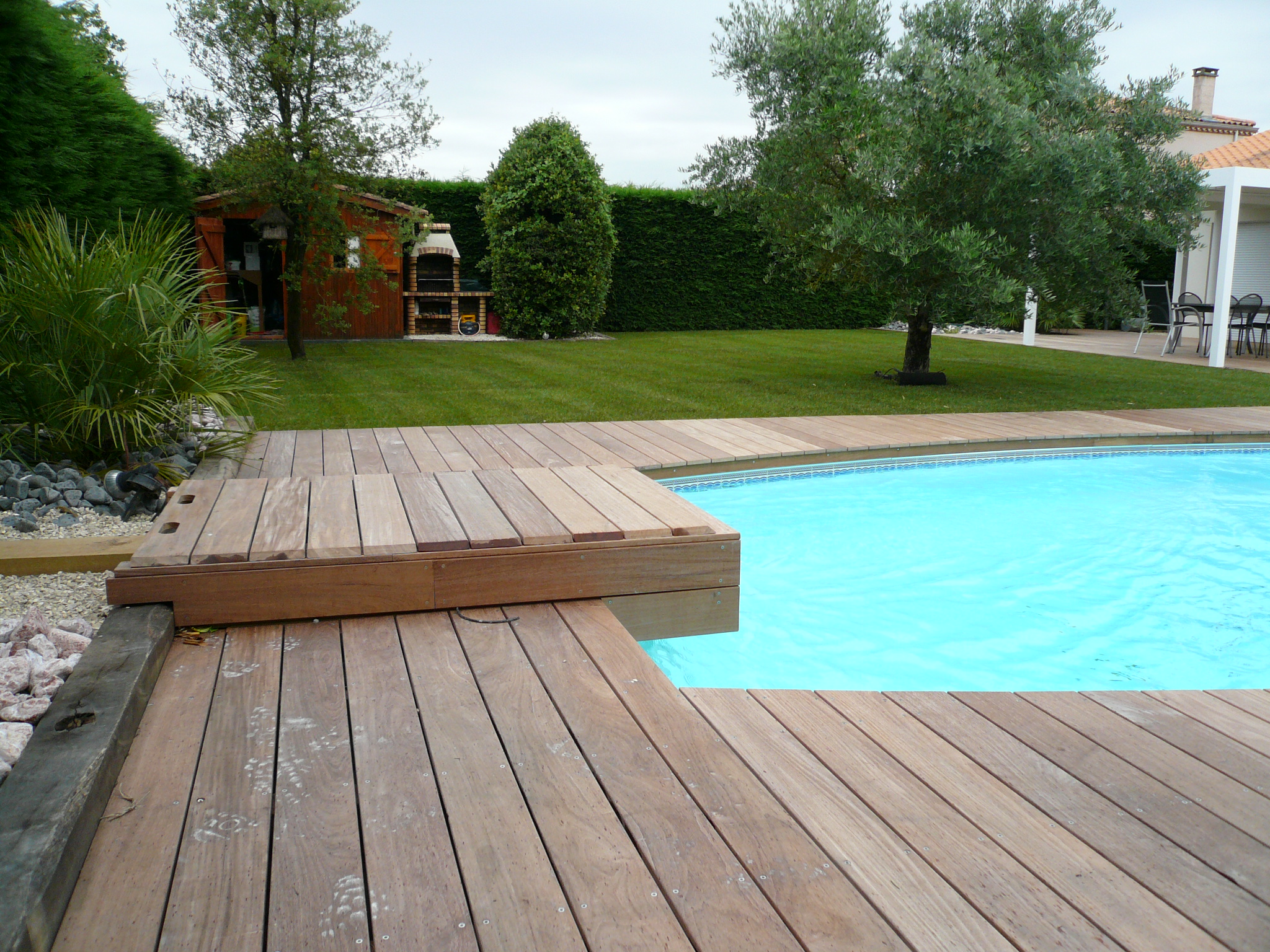 Construction d'une terrasse en bois pour piscine par BTV-piscine à Narbonne