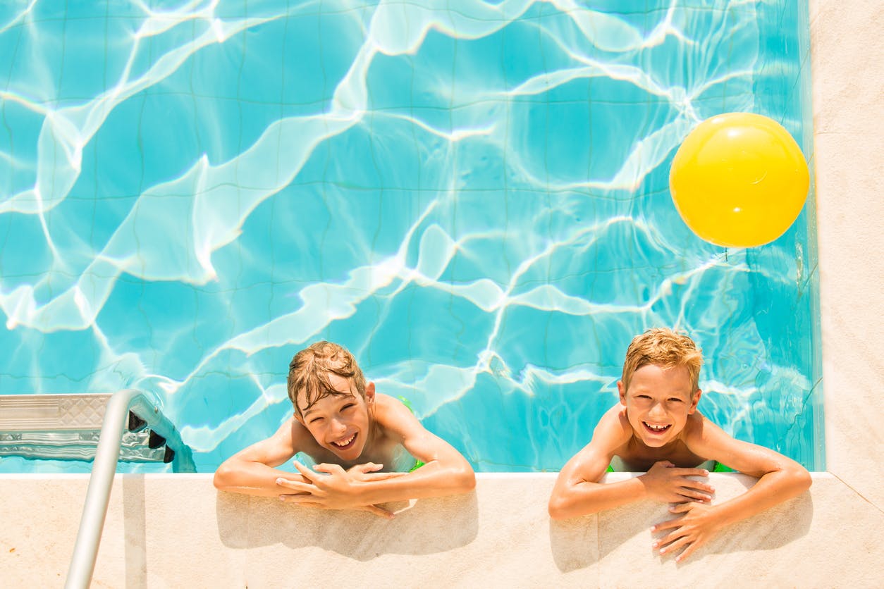 Le chlore est-il dangereux pour les enfants dans une piscine ?
